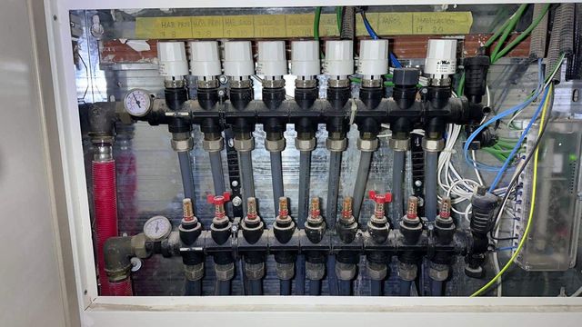 Colector de suelo radiante de una instalación de aerotermia