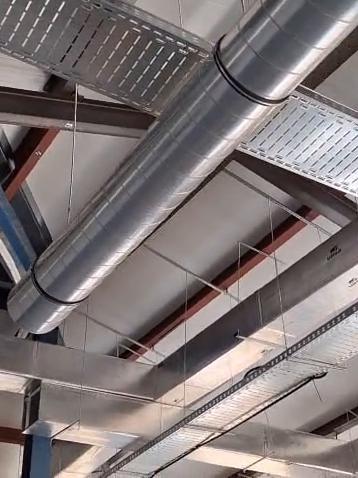 Conductos de climatización colgados bajo la cubierta en una obra de Madrid