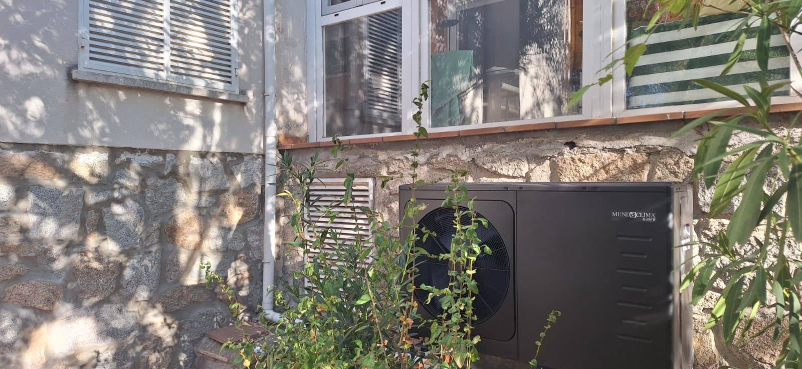 Aerotermia para Colmenar Viejo: unidad exterior instalada por Igloo junto a un muro de piedra, en otra obra de Madrid Norte
