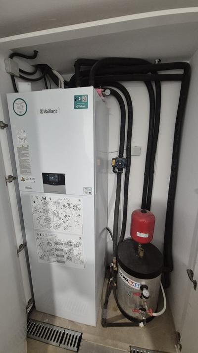 Unidad interior de aerotermia Vaillant con sus tuberías y el vaso de expansión, instalada en una vivienda de Madrid Norte