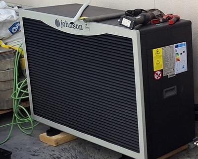 Bomba de calor de aerotermia de alta temperatura instalada en una vivienda unifamiliar de Barajas (Madrid)
