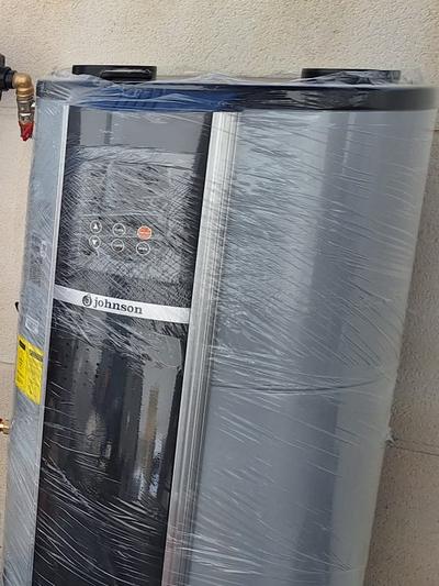 Depósito de la instalación de aerotermia en una vivienda unifamiliar de Barajas (Madrid)