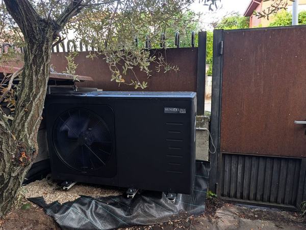 Unidad exterior de aerotermia de alta temperatura instalada en una vivienda unifamiliar de El Casar (Guadalajara)