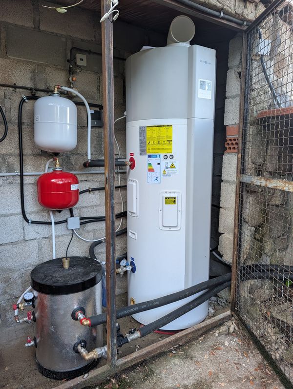 Acumulador aerotérmico de 300 litros instalado en una vivienda unifamiliar de El Casar (Guadalajara)