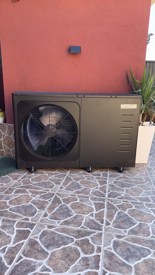 Unidad exterior de aerotermia para suelo radiante instalada en una vivienda unifamiliar de Caraquiz (Guadalajara)
