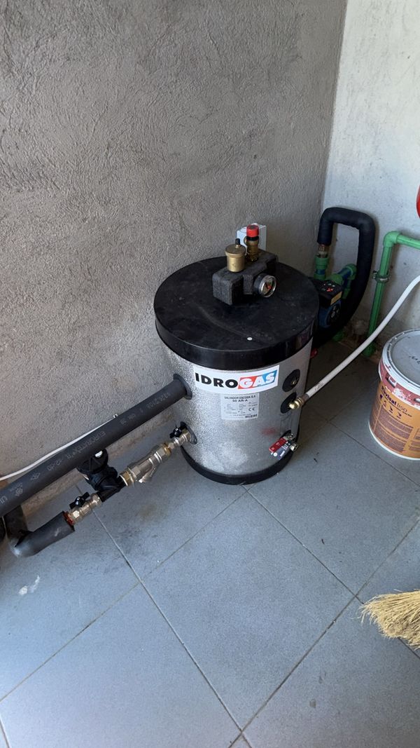 Depósito de la instalación de aerotermia para suelo radiante en una vivienda de Caraquiz (Guadalajara)