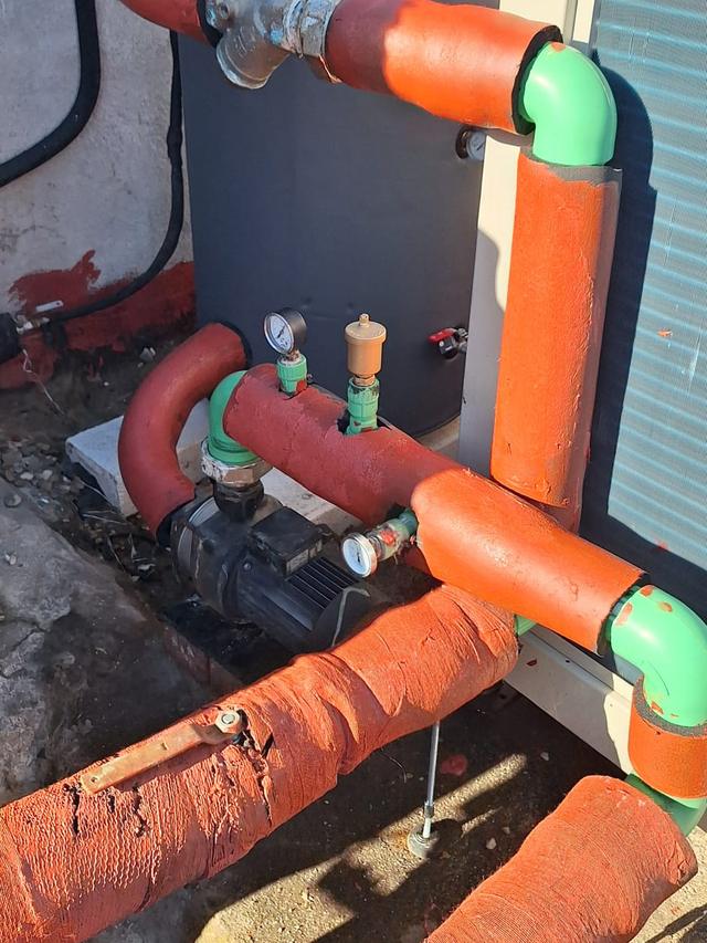 Tuberías aisladas, bomba y depósito de la climatización aire-agua de un edificio municipal de Villa del Prado (Madrid)
