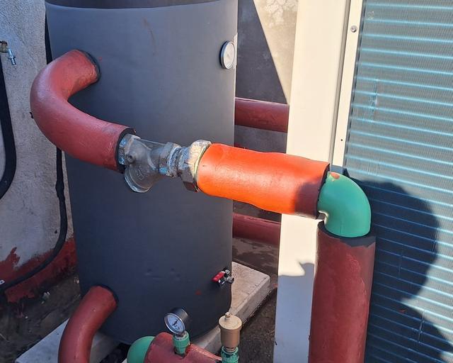 Tuberías aisladas conectadas al depósito de la climatización aire-agua en Villa del Prado (Madrid)