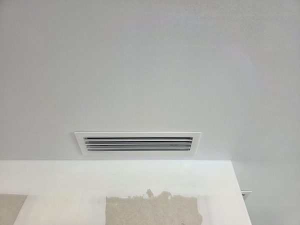 Rejilla de aire acondicionado por conductos en el techo de una vivienda de Soto del Real (Madrid)