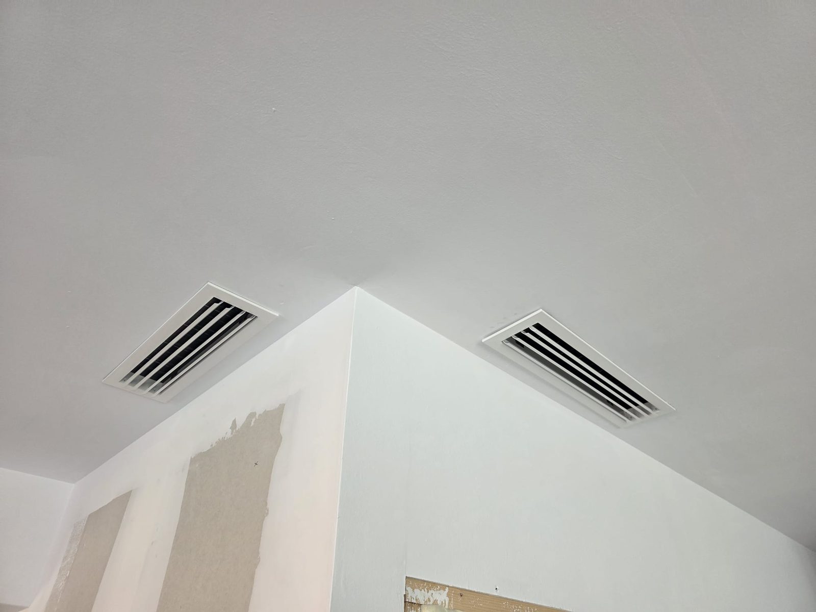 Aire acondicionado por conductos para San Sebastián de los Reyes: rejillas en el techo de otra vivienda instalada por Igloo