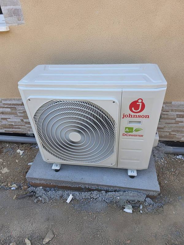Unidad exterior de aire acondicionado instalada sobre bancada en una vivienda de Soto del Real (Madrid)