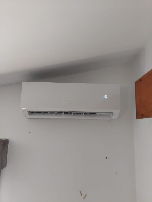 Split de aire acondicionado instalado en la pared de una habitación