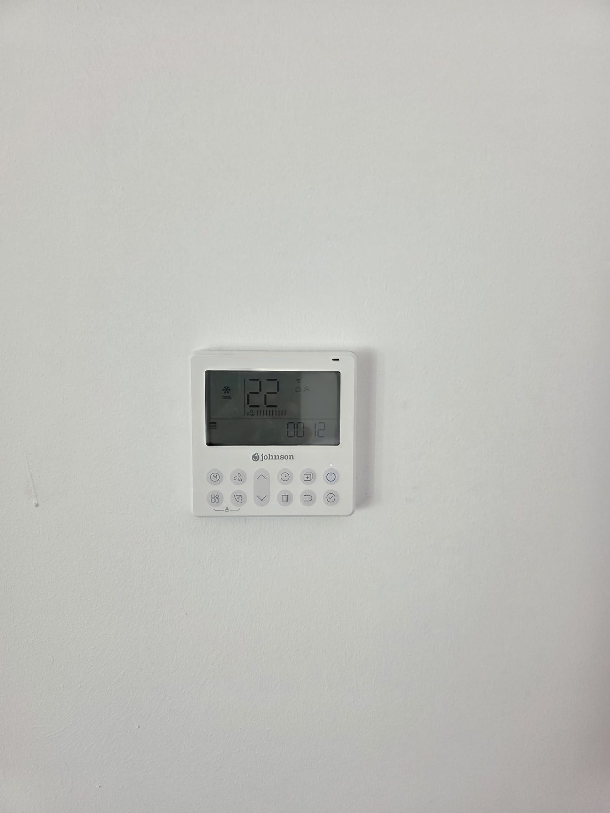 Aire acondicionado en Tres Cantos: termostato de pared de un equipo instalado por Igloo en otra vivienda