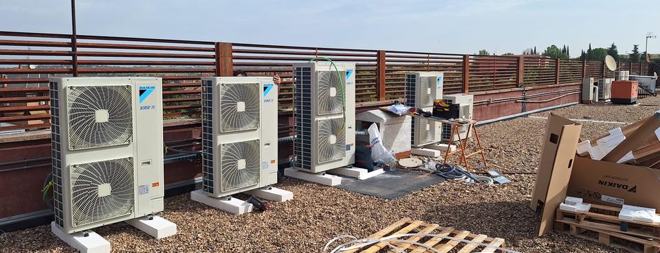 Unidades exteriores de climatización VRV instaladas en la cubierta de la residencia de estudiantes Altum, en Villaviciosa de Odón (Madrid)