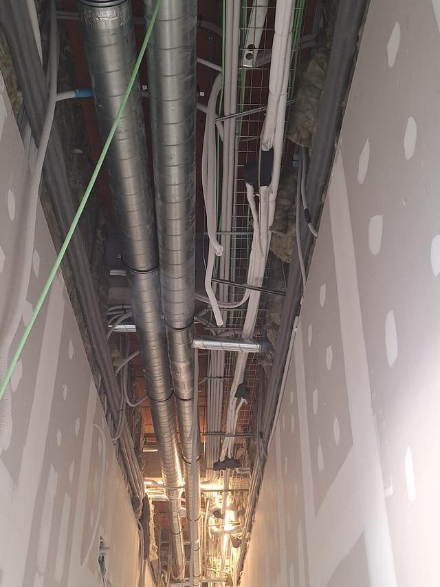 Conductos instalados en el techo de un pasillo de la residencia de estudiantes Altum, en Villaviciosa de Odón (Madrid)