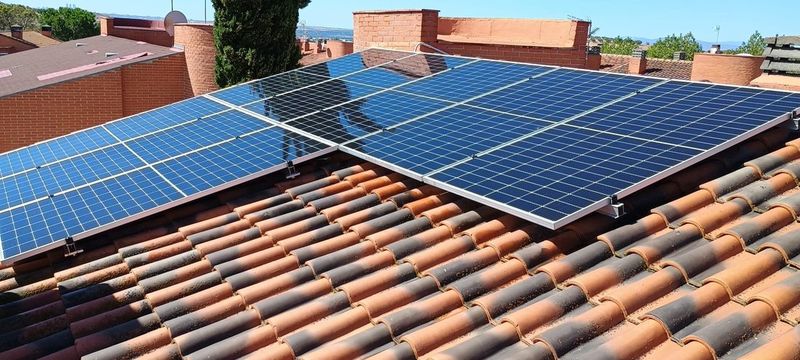 Placas solares fotovoltaicas instaladas sobre el tejado de una vivienda en Madrid Norte